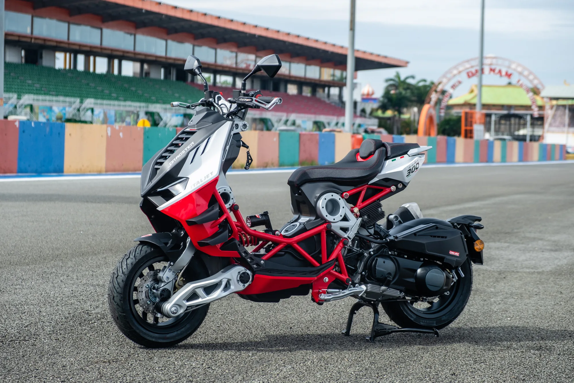 Italjet Dragster 300 trưng bày tại showroom Hưng Phát Motor.