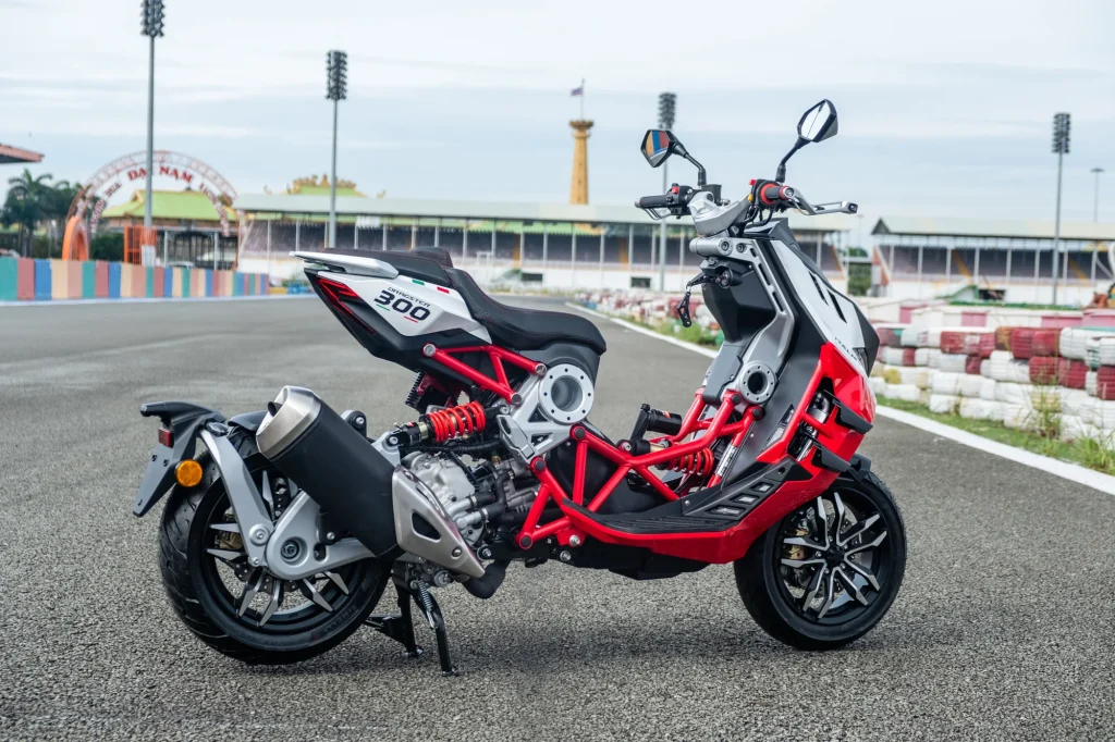 Động cơ xi-lanh đơn 300cc mạnh mẽ trên Italjet Dragster 300.