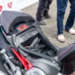 So sánh thiết kế giữa Italjet Dragster 300 và xe tay ga phổ thông.