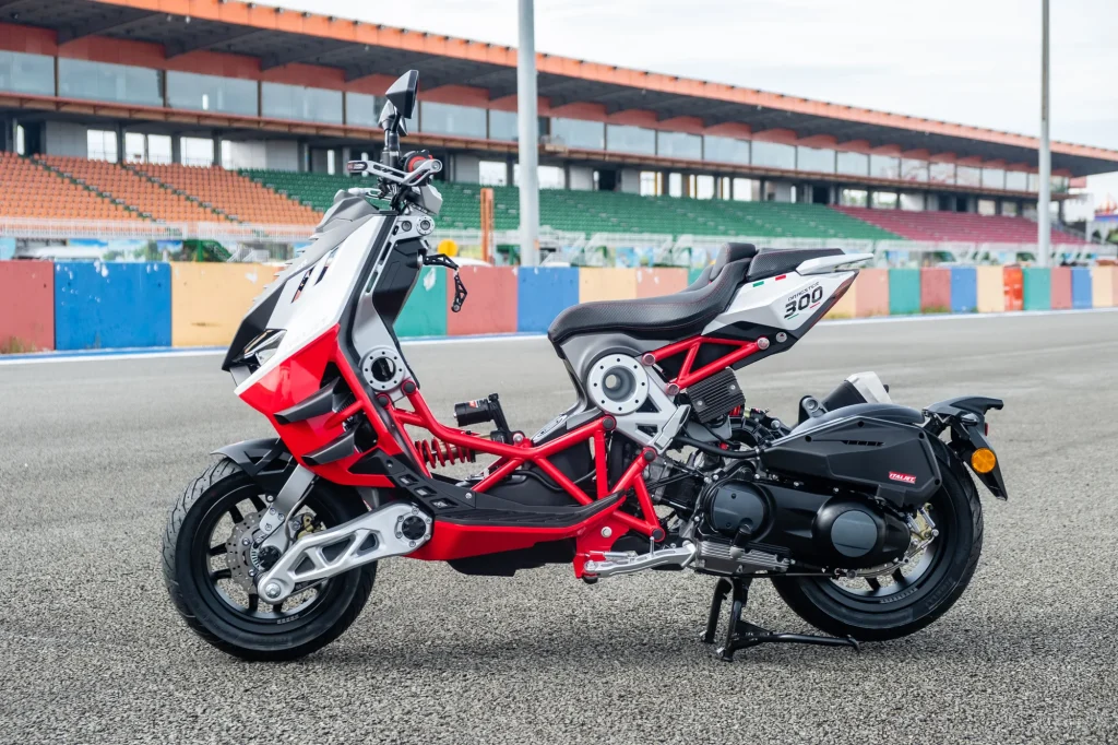 Thiết kế yên xe thể thao trên Italjet Dragster 300.