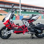 Thiết kế yên xe thể thao trên Italjet Dragster 300.