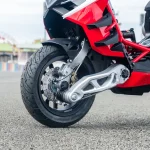 Gắp đơn sau cứng cáp của Italjet Dragster 300.
