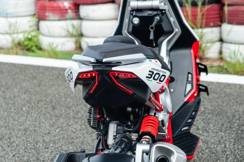Italjet Dragster 300 phiên bản màu đỏ rực lửa.