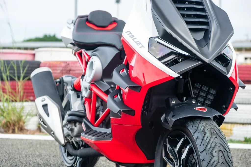 Italjet Dragster 300 phong cách nổi bật khi di chuyển trong đô thị.
