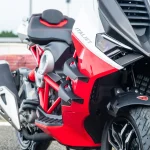 Italjet Dragster 300 phong cách nổi bật khi di chuyển trong đô thị.