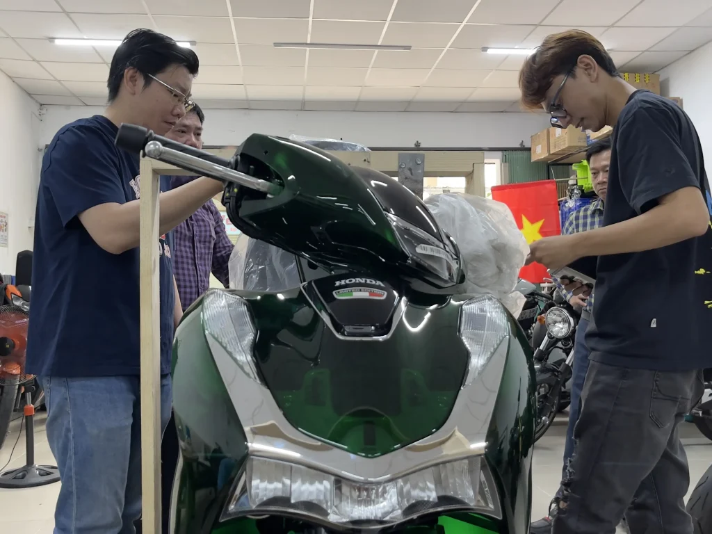 Anh khach khui thung sh vetro hung phat motor 6