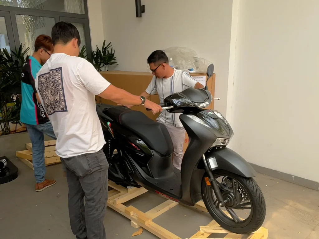 Giao xe sh y 2025 tai binh tan hung phat motor 2