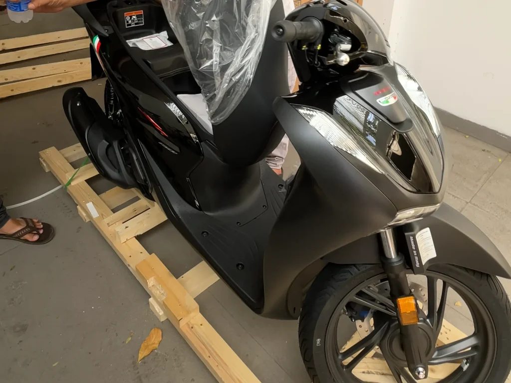 Giao xe sh y 2025 tai binh tan hung phat motor 4