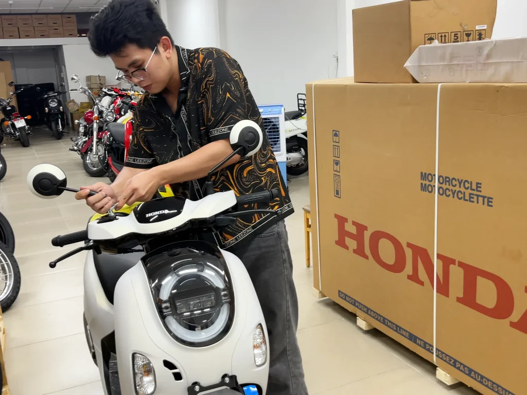 Honda scoopy 2025 nhap indo giao ve hoc mon hung phat motor 3