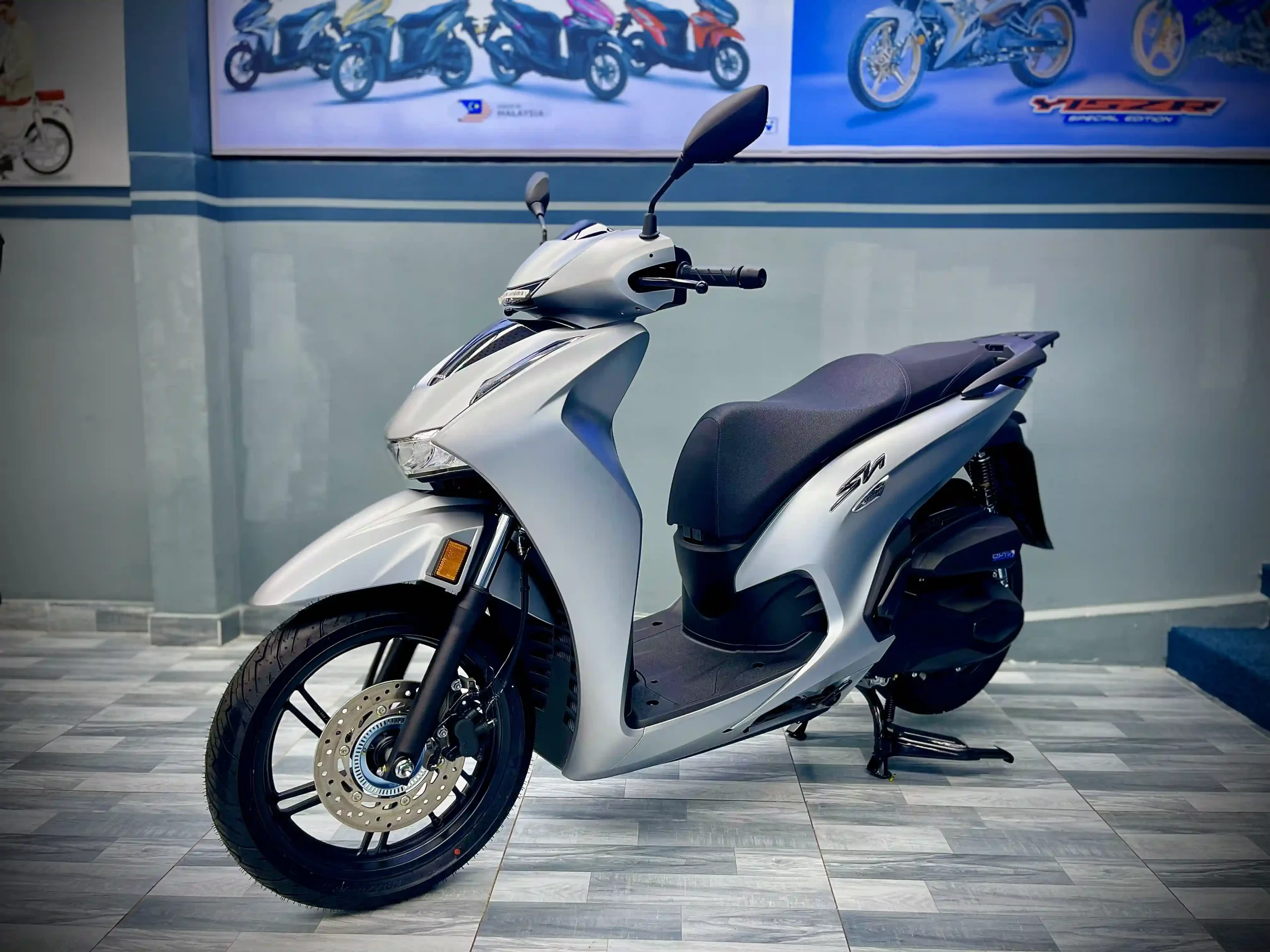 Xe honda sh y 350 2025 mau bac hung phat motor 2