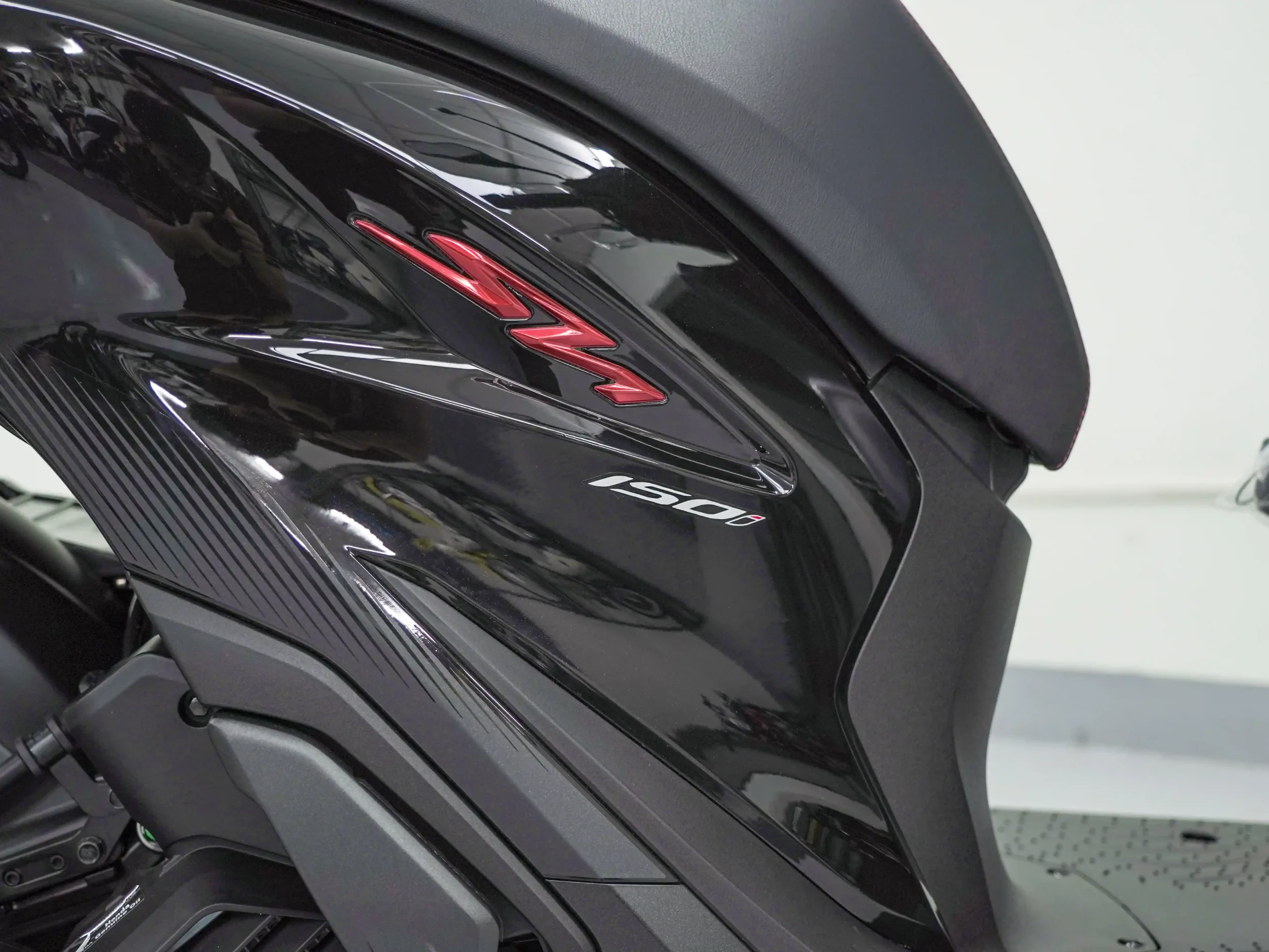Xe honda sh y sport edition 2025 den mo hung phat motor 13