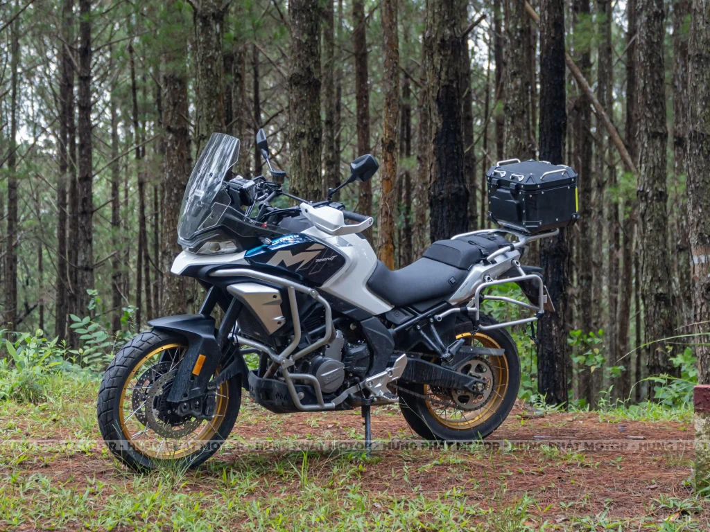 CFMoto 700MT dựng cạnh hồ Tuyền Lâm buổi chiều tà, ánh sáng vàng tạo hiệu ứng cực nghệ