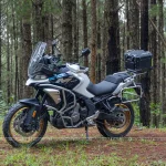 CFMoto 700MT dựng cạnh hồ Tuyền Lâm buổi chiều tà, ánh sáng vàng tạo hiệu ứng cực nghệ