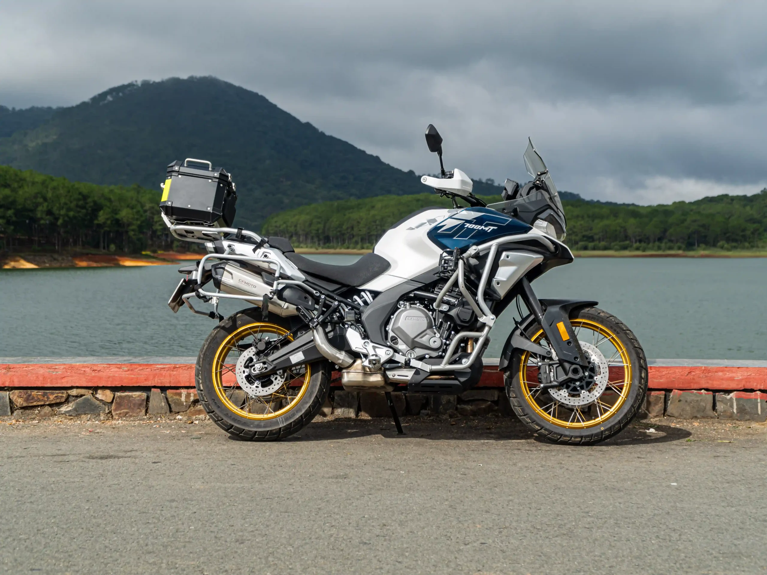 CFMoto 700MT đậu bên bờ Hồ Tuyền Lâm Đà Lạt lúc hoàng hôn