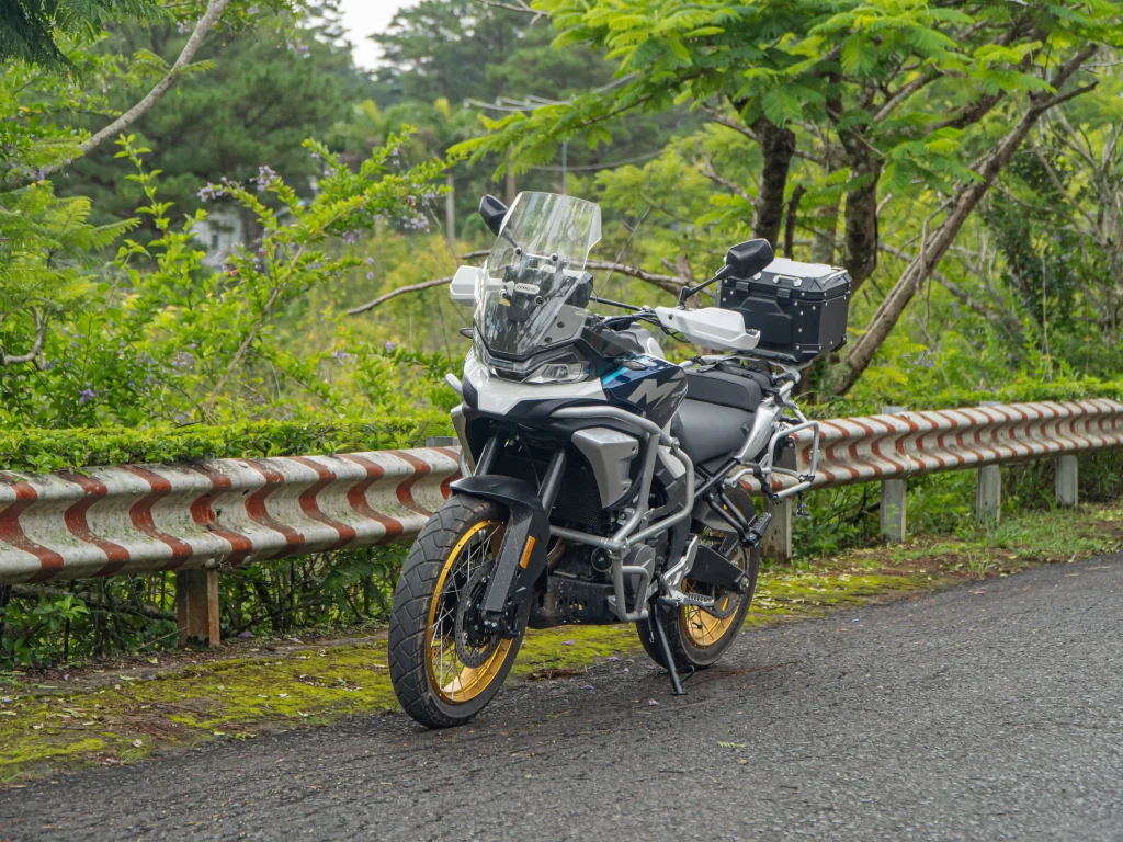 CFMoto 700MT màu xanh đậm với thùng sau touring chuyên dụng
