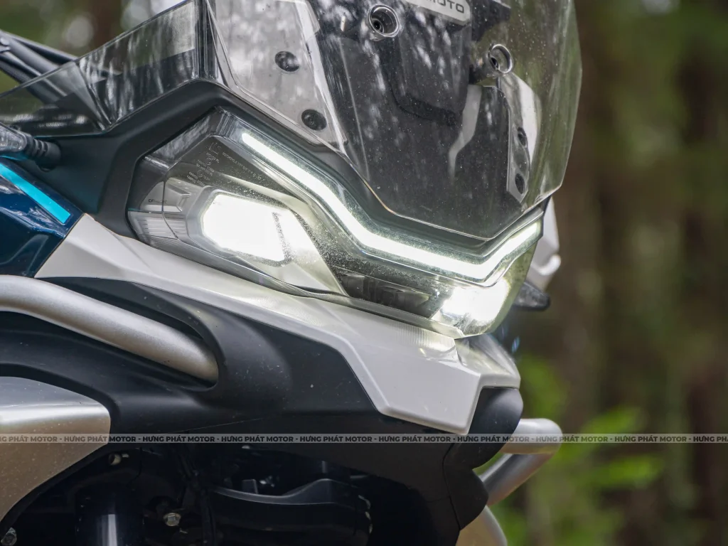 Đầu đèn LED của CFMoto 700MT nổi bật giữa màn sương