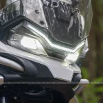 Đầu đèn LED của CFMoto 700MT nổi bật giữa màn sương