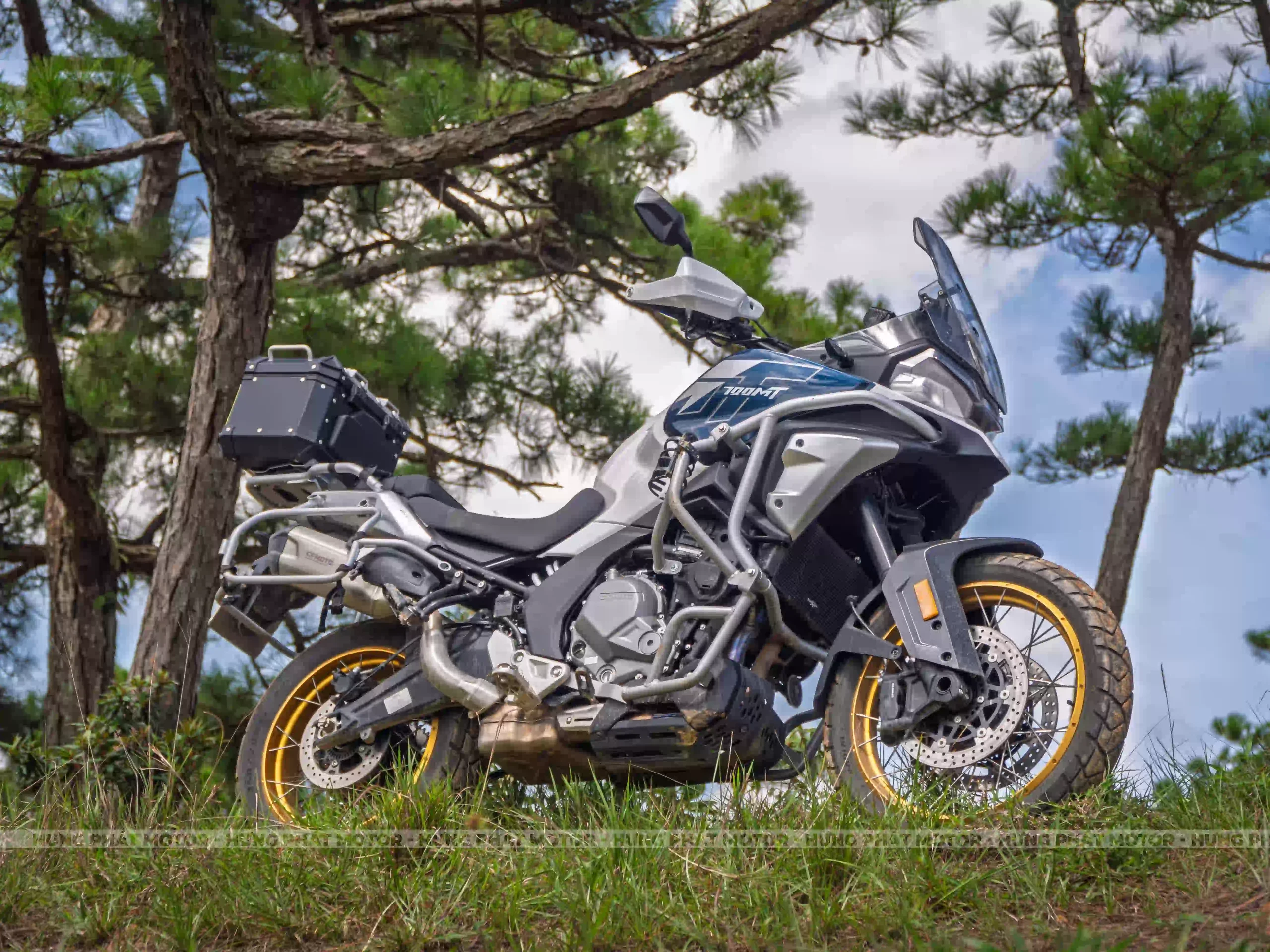 CFMoto 700MT nổi bật trong sương lạnh