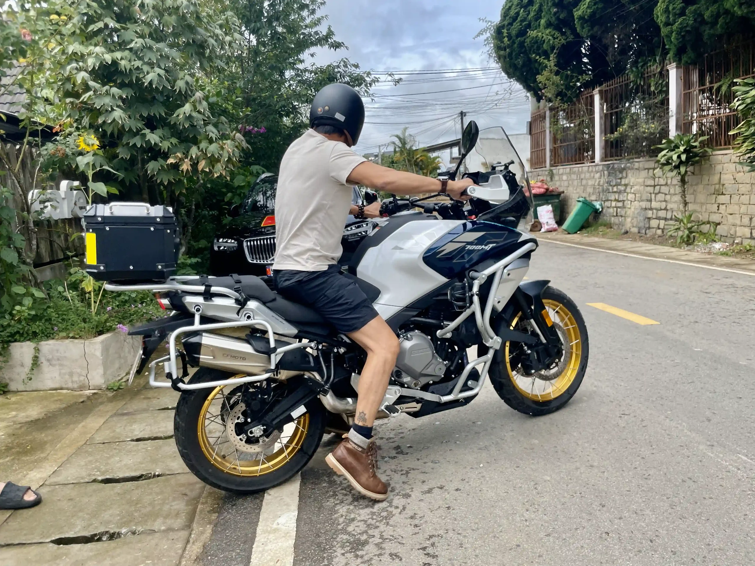CFMoto 700MT đang tăng tốc trên đường đèo