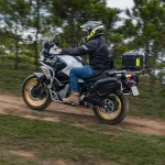 CFMoto 700MT chạy off-road trên địa hình đồi đá