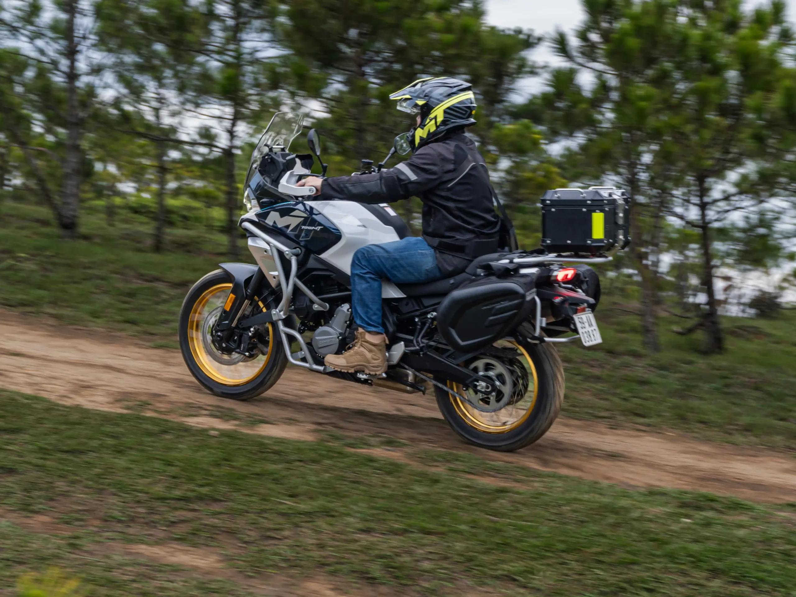 CFMoto 700MT chạy off-road trên địa hình đồi đá